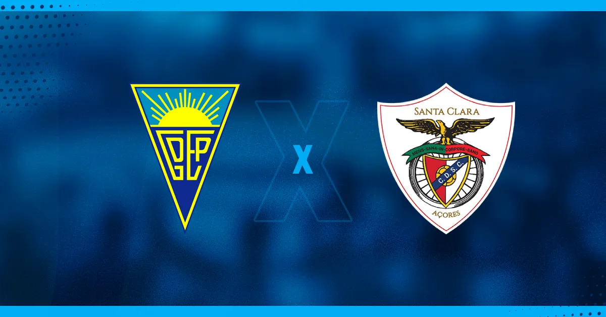 Escudos de Estoril e Santa Clara, que se enfrentam pela Liga Portugal.