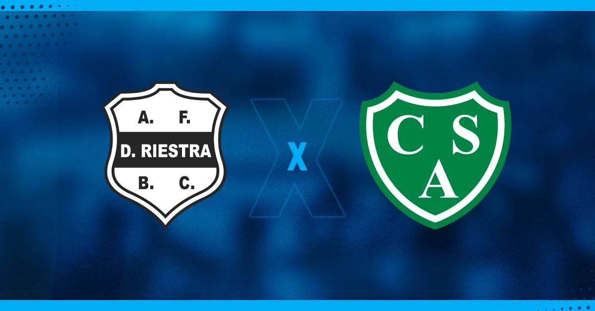 Escudos de Deportivo Riestra e Sarmiento, que se enfrentam pelo Campeonato Argentino.