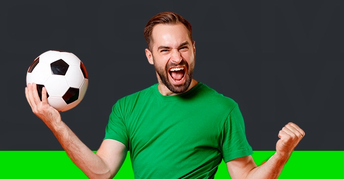 Imagem mostra torcedor comemorando com uma bola em mãos