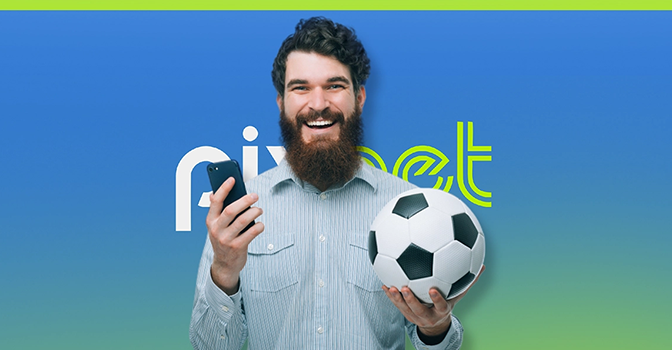 Imagem mostra homem sorrindo utilizando smartphone e segurando uma bola