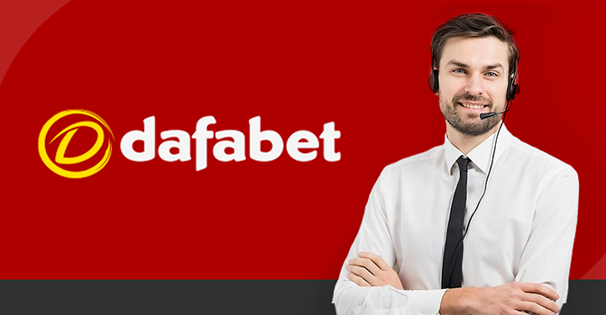 Imagem mostra atendente sorrindo e apontando para logomarca da Dafabet