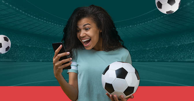 Imagem mostra mulher sorrindo ao segurar uma bola e utilizar um smartphone