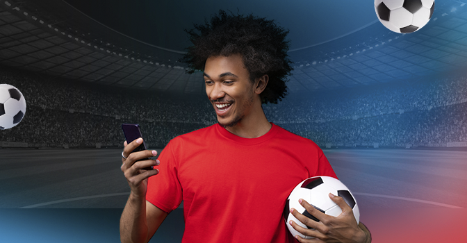 Imagem mostra homem sorrindo ao segurar uma bola e utilizar um smartphone