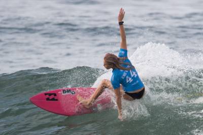 Australiana bate recorde da onda mais alta surfada sem ajuda de jet-ski