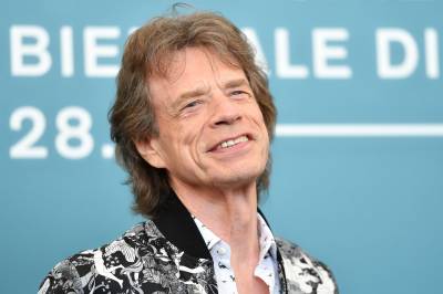 Mick Jagger teve romance com dois colegas do Rolling Stones, diz biografia