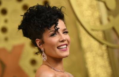 Halsey responde a fãs insatisfeitos após discurso sobre aborto