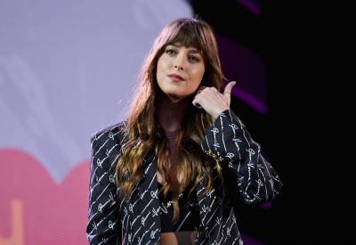 Dakota Johnson afirma que não se arrepende de ter atuado em '50 Tons de cinza'