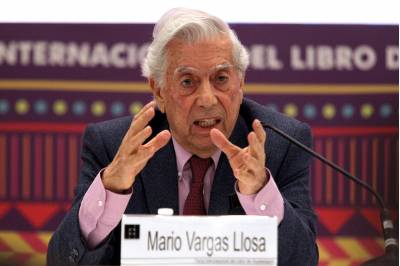 Vargas Llosa se recupera da covid e sai do hospital