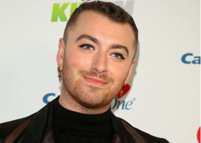 Festa profana embala o clipe de 'Unholy', de Sam Smith e Kim Petras 