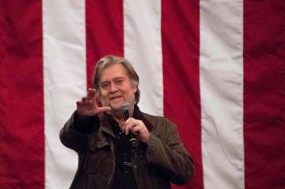 Poucas horas após se entregar ao FBI, o guru da direita, Steve Bannon, é solto