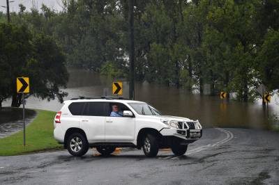  Milhares de pessoas são evacuadas por inundação que ameaça Sydney 