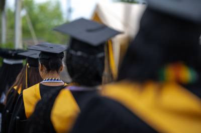 Comissão aprova projeto que proíbe cobrança de diploma de curso superior