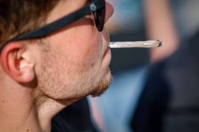 Quem usa cannabis medicinal é mais propenso à nicotina, diz estudo
