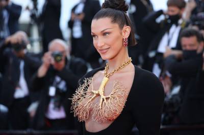 Bella Hadid quer processar Adidas após polêmica sobre Gaza