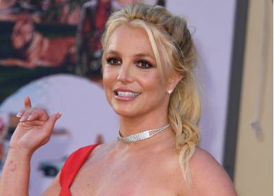 Britney Spears volta ao top 10 da Billboard após uma década