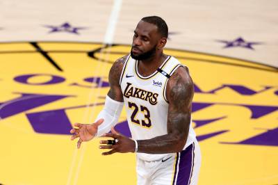 LeBron festeja 37 anos com apresentação de gala em atropelo dos Lakers na NBA