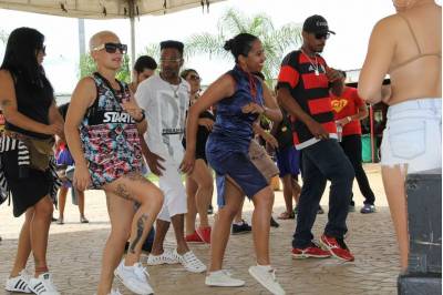 Baile charme na Torre de TV oferece workshop beneficente de dança