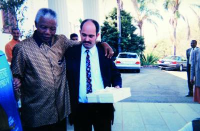 O carcereiro que virou o grande amigo de Nelson Mandela