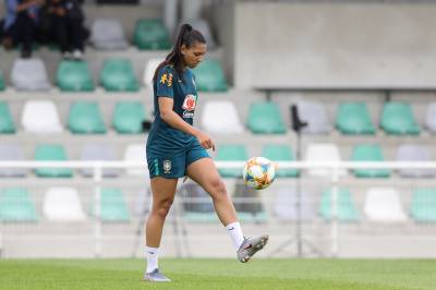 15/06/2019 Credito : Assessoria / CBF - Treino da Seleção Feminina no Stade Jean Jacques. A meio-campista Bia Zaneratto