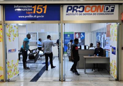Operadoras de telefonia e de viagens lideraram queixas no Procon-DF em 2022