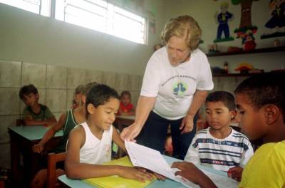 25/03/2003. Crédito: Kleber Lima/CB/D.A Press. Brasil. Brasília - DF. Elza Nardelli que trabalha com projeto de solidariedade as crianças carentes, na sala com crianças da Creche fundação das Bandeirantes, do Paranoá.