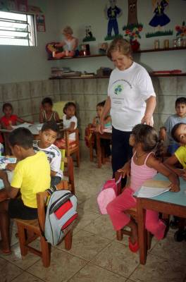 Crédito: Kleber Lima/CB/D.A Press. Brasil. Brasília - DF. Elza Nardelli que trabalha com projeto de solidariedade as crianças carentes, na sala com crianças da Creche fundação das Bandeirantes, do Paranoá.