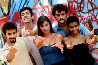  Atores de Brasilia. Mario Luz, Davi Maia, Tati Ramos, Tulio Starling e Jessica Cardoso, em pose de 2014
