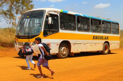 Governo recua e reduz o preço dos ônibus escolares superfaturados