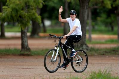 22/11/2014. Crédito: Carlos Silva/CB/D.A Press. Brasil. Brasília - DF. O cantor e compositor Paul McCartney pedala no Parque da Cidade.