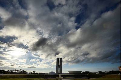 Segunda-feira (2/1) terá chuvas isoladas e céu com muitas nuvens