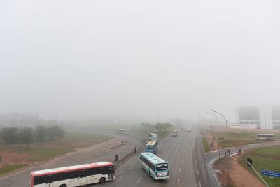 Nevoeiro e sol: tempo inconstante pega brasilienses de surpresa