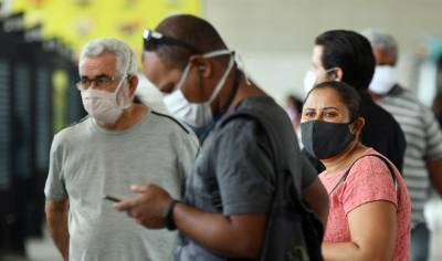 Covid-19: Nova onda faz máscaras voltarem a ser obrigatórias em várias cidades