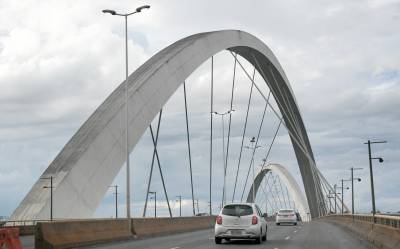 Ponte JK volta a ter iluminação central após furto de cabos