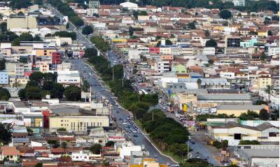 Acidente entre carro e duas motos deixa um morto em Ceilândia