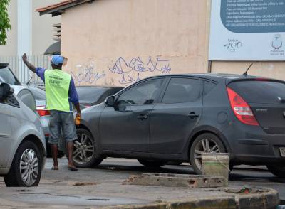 Flanelinhas que extorquiam motoristas no Setor Hospitalar são presos